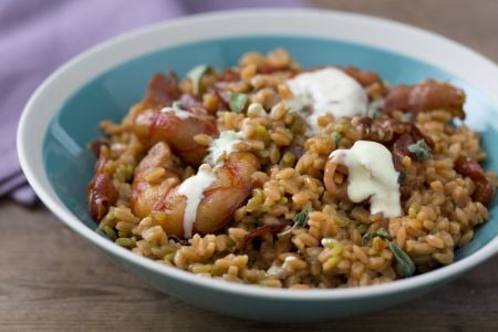 Hülsenfruchtmehl-Körner mit Garnelen und Speck