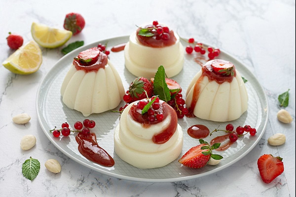 Mandelpudding mit Erdbeerkonfitüre