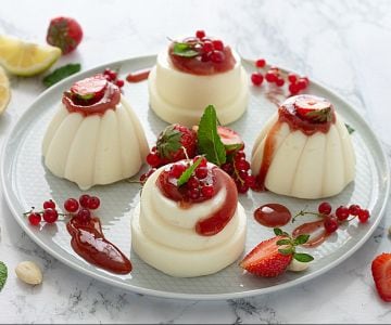 Mandelpudding mit Erdbeerkonfitüre