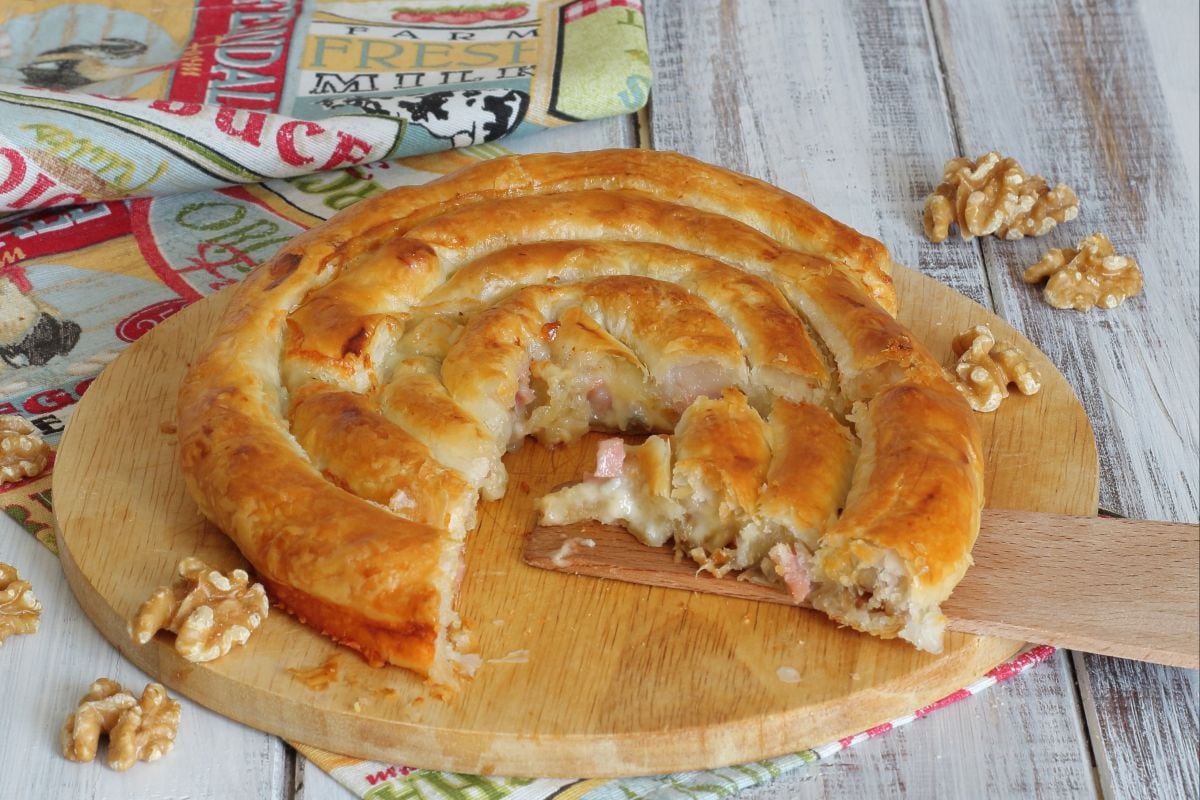 Blätterteig-Schnecke mit Gorgonzola und Mortadella