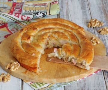 Blätterteig-Schnecke mit Gorgonzola und Mortadella