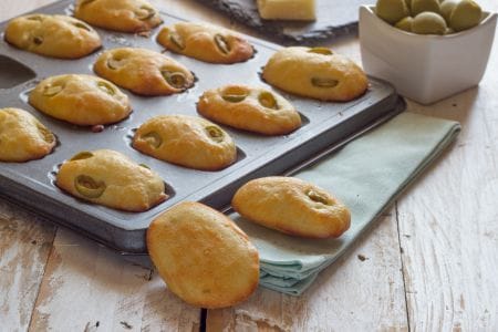 Salzige Madeleines mit Oliven