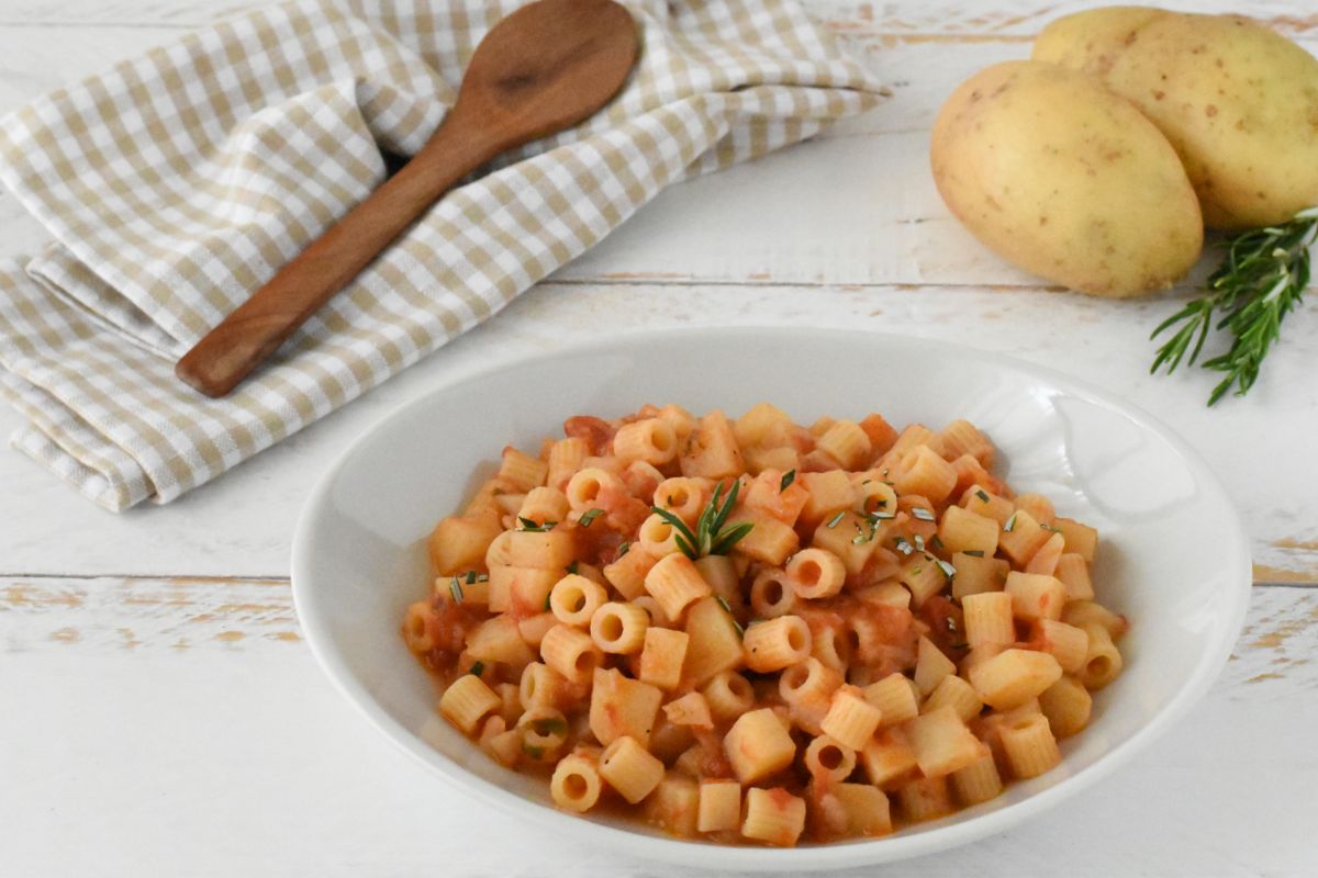 Pasta mit Zwiebeln und Kartoffeln