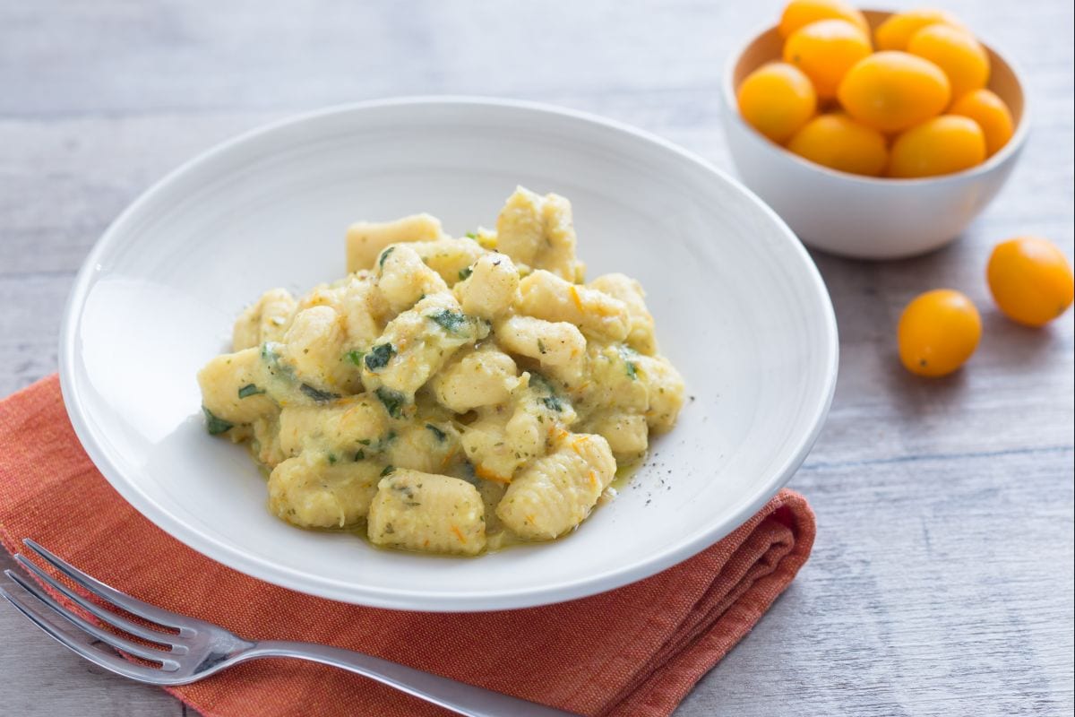 Kichererbsenmehl-Gnocchi mit Zuckerschoten und gelben Tomaten