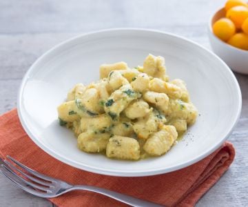Kichererbsenmehl-Gnocchi mit Zuckerschoten und gelben Tomaten