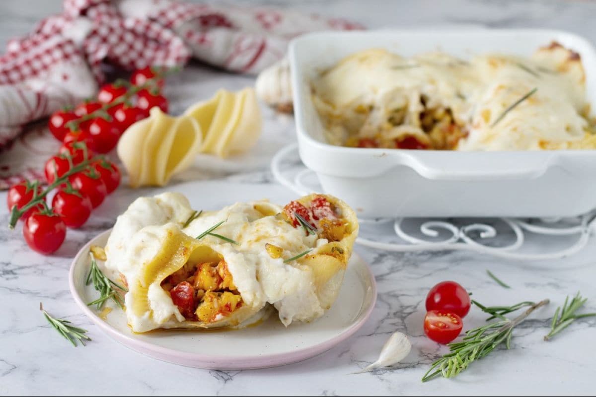 Im Ofen gebackene Conchiglioni mit Garnelen- und Seehechtragout in Safran