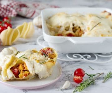 Im Ofen gebackene Conchiglioni mit Garnelen- und Seehechtragout in Safran