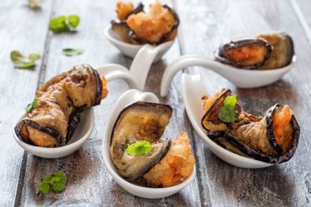 Frittierte Auberginen-Garnelen-Röllchen