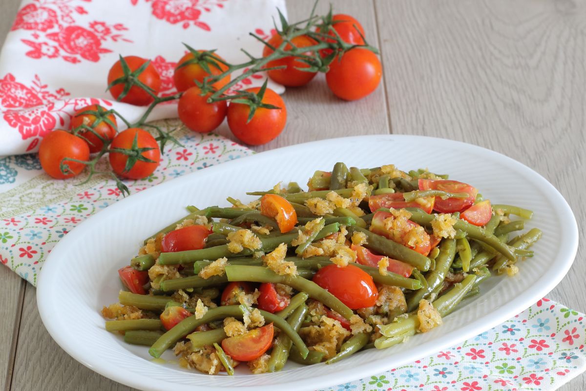 Sandige grüne Bohnen mit Kirschtomaten