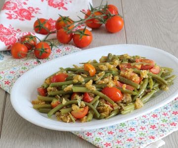 Sandige grüne Bohnen mit Kirschtomaten