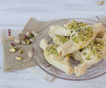 Blätterteig-Bonbons mit Bresaola, Robiola und Pistazien