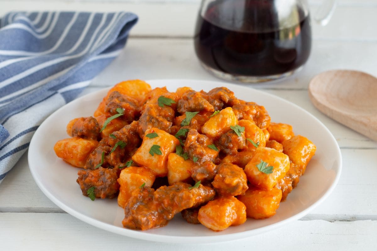 Ricotta-Gnocchi mit Paprikacreme und Wurst