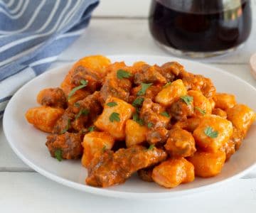 Ricotta-Gnocchi mit Paprikacreme und Wurst