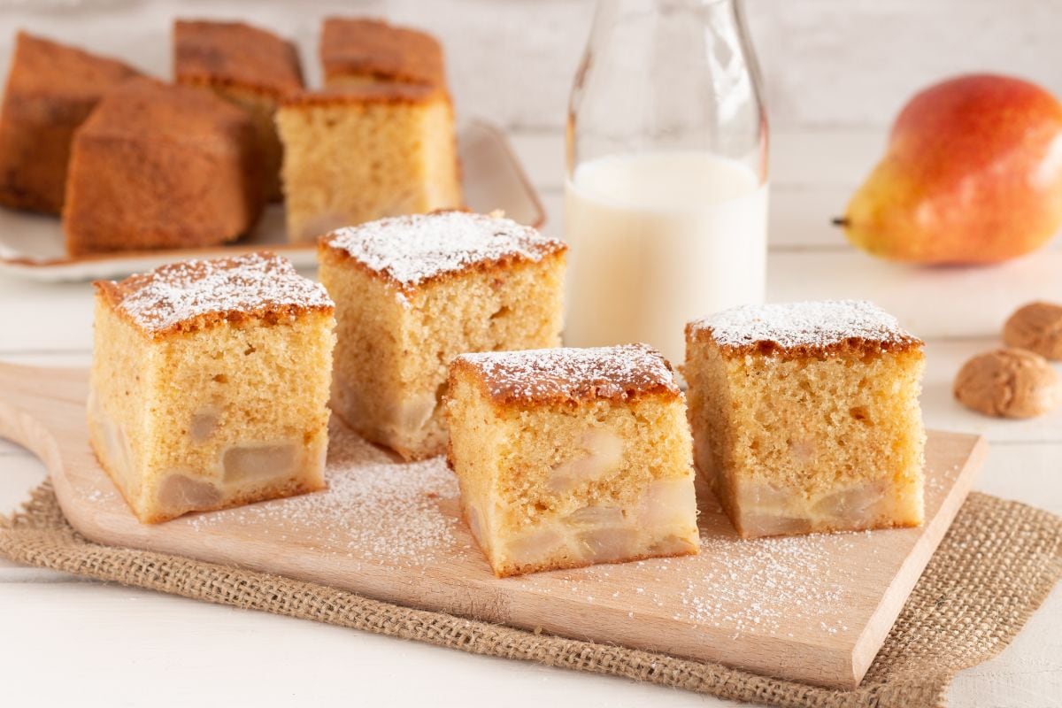 Kuchen mit Birnen und Amaretti