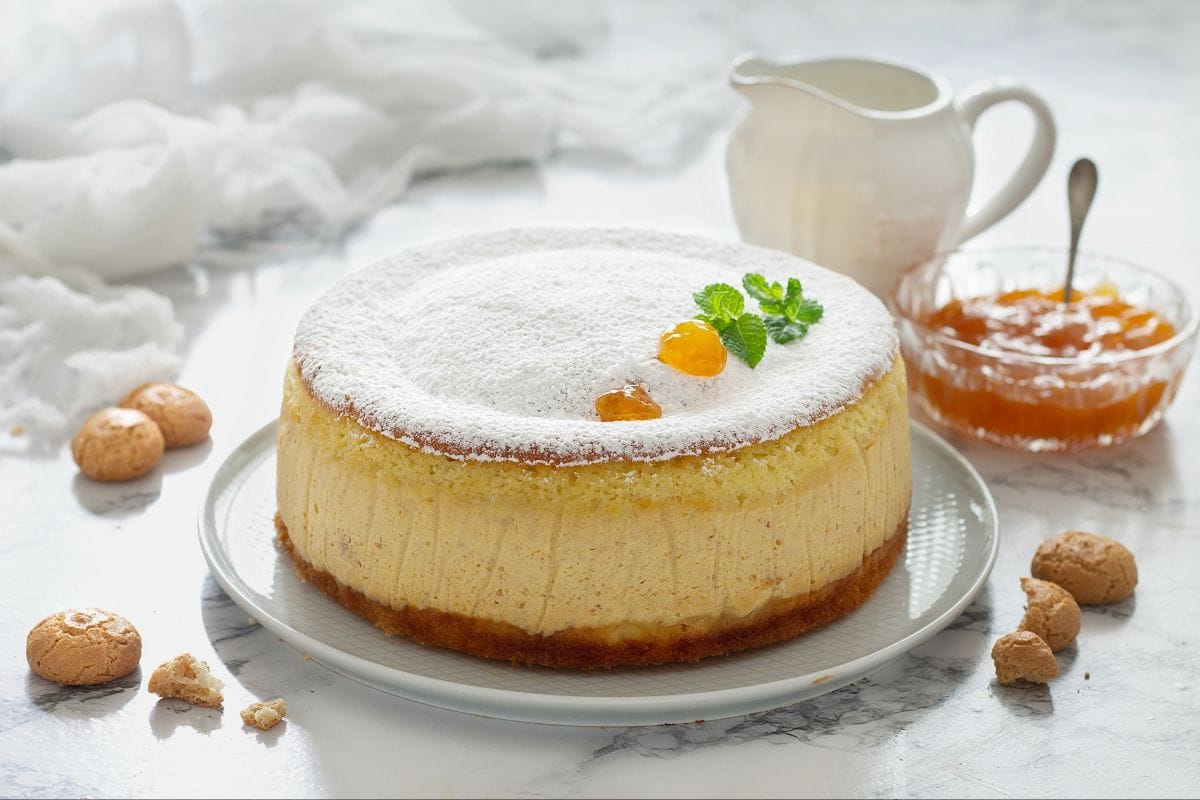 Gegossener Kuchen mit Aprikosenkonfitürecreme