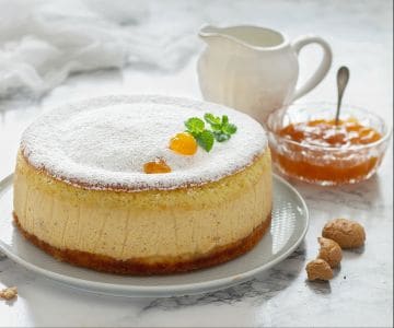 Gegossener Kuchen mit Aprikosenkonfitürecreme