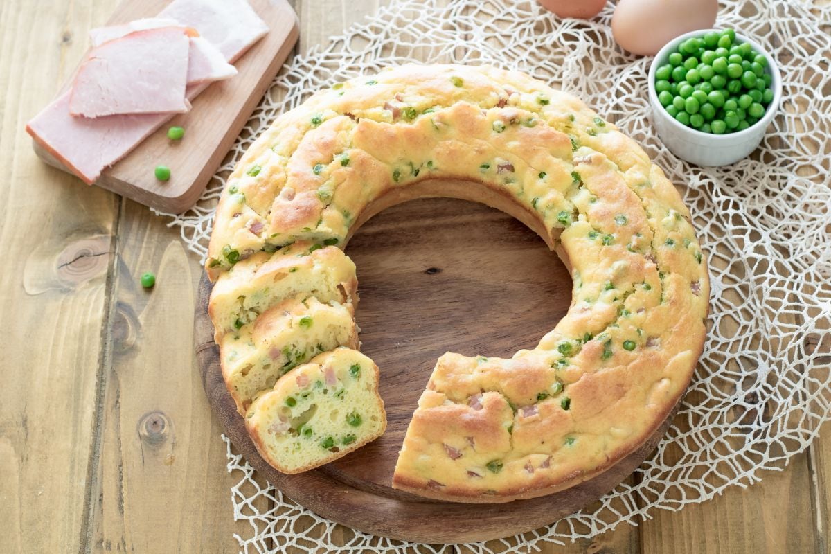 Herzhafter Robiola-Gugelhupf mit Erbsen und Schinken