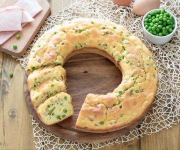 Herzhafter Robiola-Gugelhupf mit Erbsen und Schinken