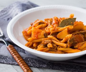 Nudeln aus Hülsenfrüchten mit Kartoffel- und Pilzsauce