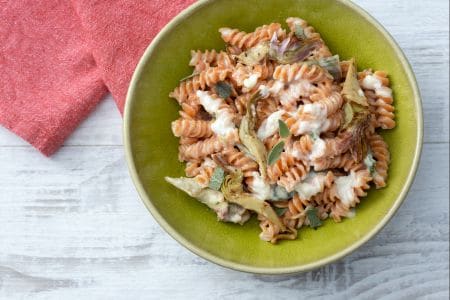 Hülsenfrüchte-Pasta mit Käsecreme und Artischocken