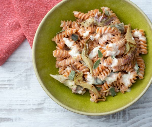 Hülsenfrüchte-Pasta mit Käsecreme und Artischocken