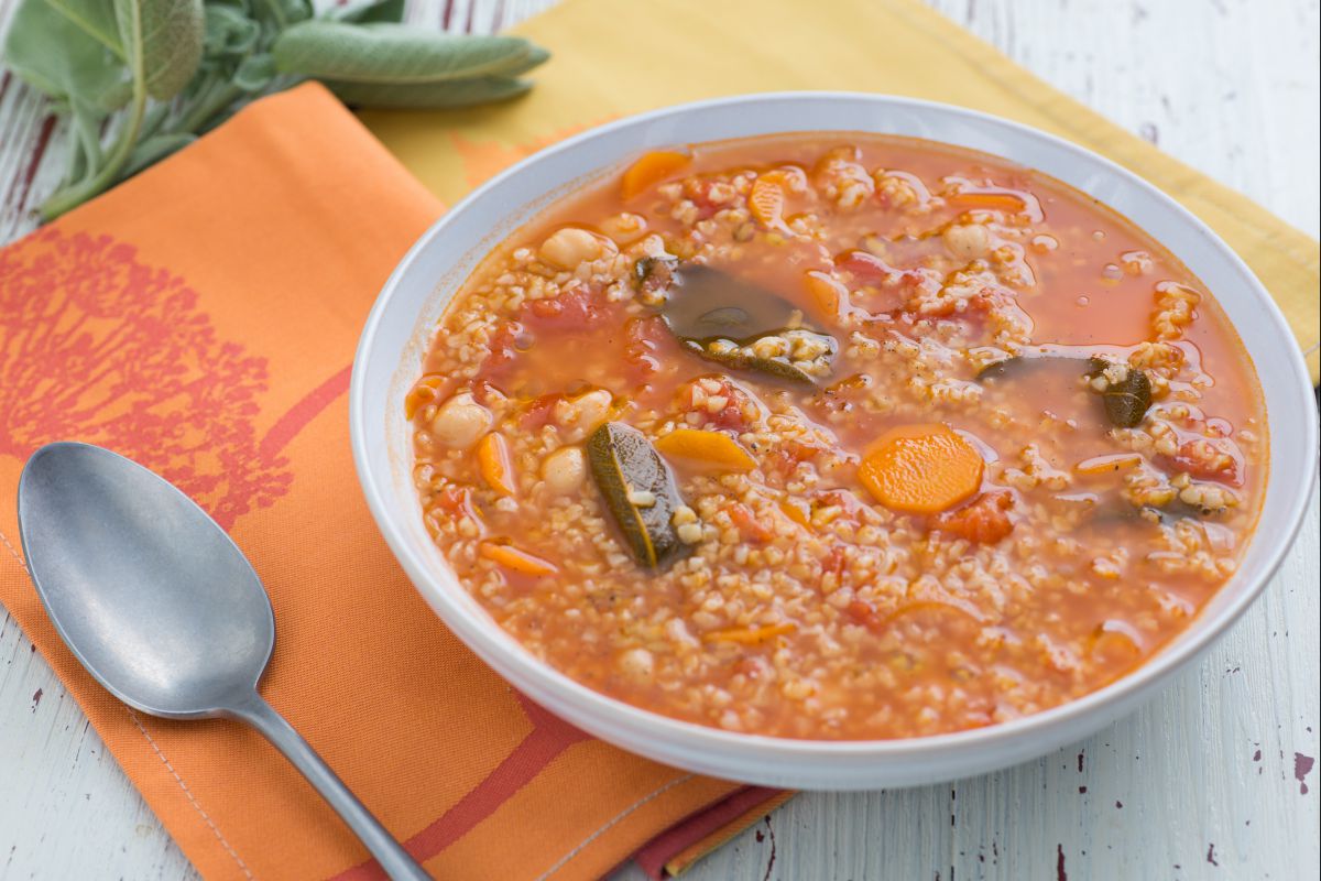 Tomaten-Kichererbsen-Suppe mit Bulgur