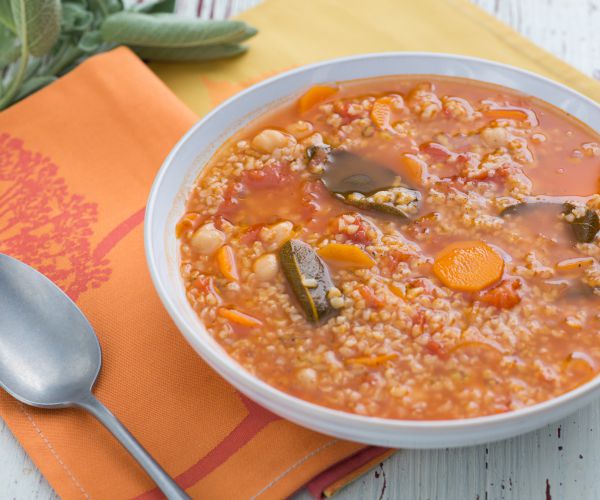 Tomaten-Kichererbsen-Suppe mit Bulgur