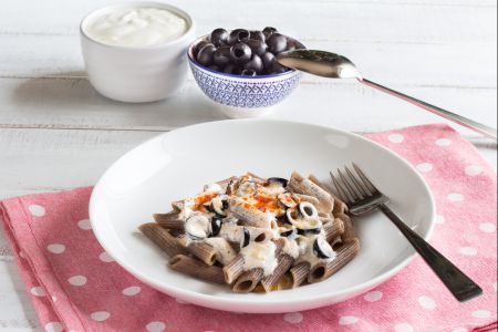 Buchweizen-Penne mit Joghurt und Oliven