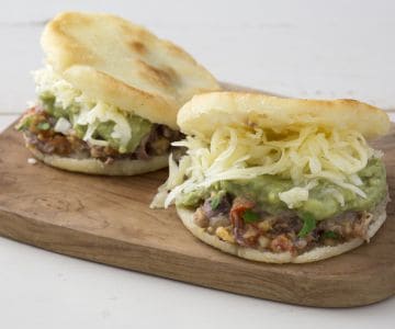 Gefüllte Arepas mit Fleisch