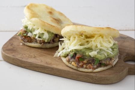 Gefüllte Arepas mit Fleisch