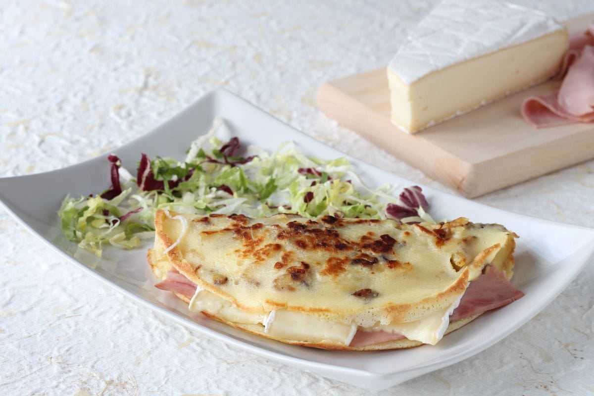 Kartoffel-Crepes mit Brie und Schinken