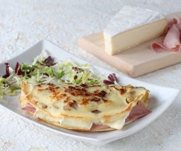 Kartoffel-Crepes mit Brie und Schinken