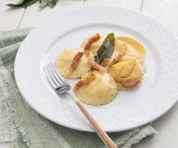 Ravioli mit Käse-Sahne und Ei