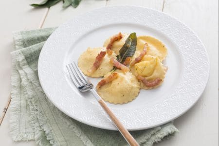 Ravioli mit Käse-Sahne und Ei