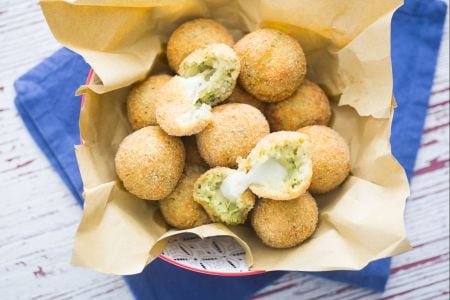Kartoffel- und Zucchinibällchen mit schmelzendem Kern