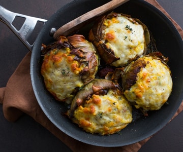 Mit Eiern und Käse gefüllte Artischocken