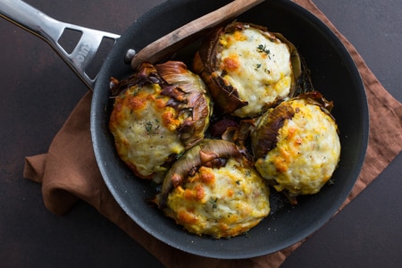 Mit Eiern und Käse gefüllte Artischocken