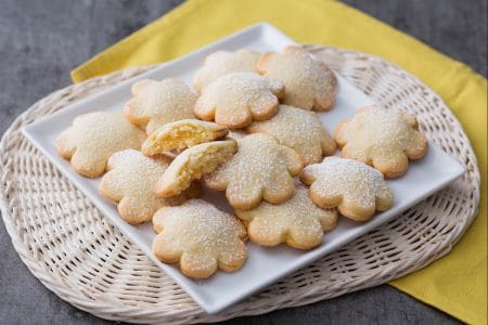 Gefüllte Mürbeteigblümchen