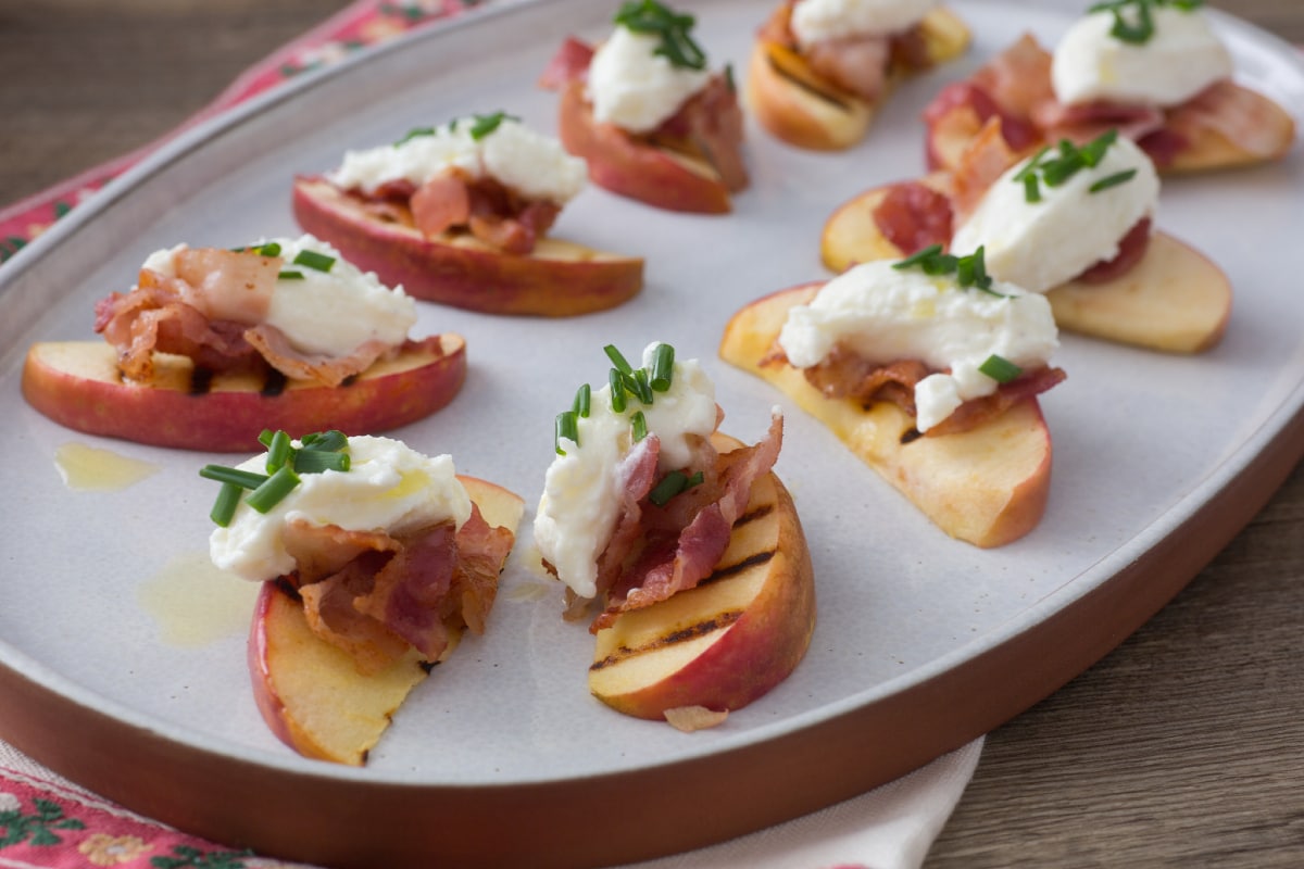 Apfel-Crostini mit Speck und Käse