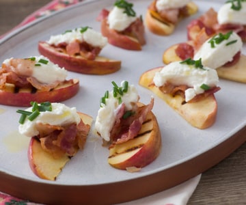 Apfel-Crostini mit Speck und Käse