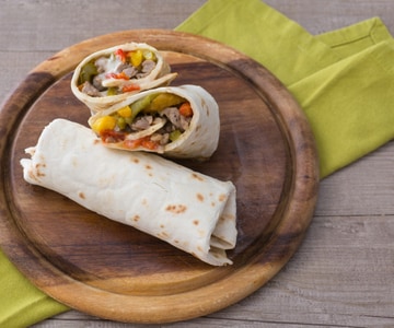 Fladenbrot mit Bratwurst und gerösteten Paprika