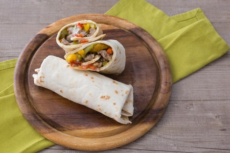 Fladenbrot mit Bratwurst und gerösteten Paprika