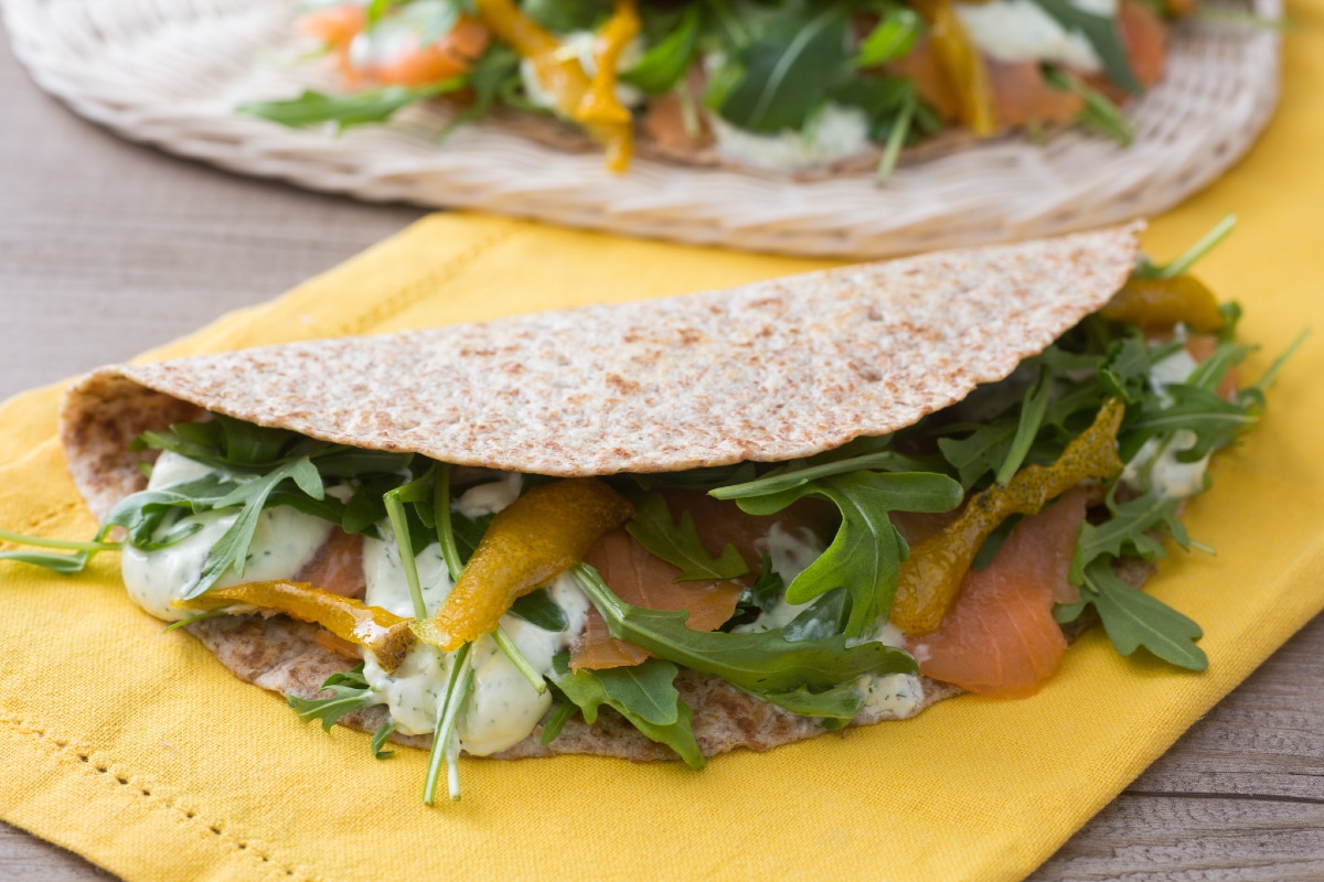 Lachs-Fladenbrot mit Joghurtsoße