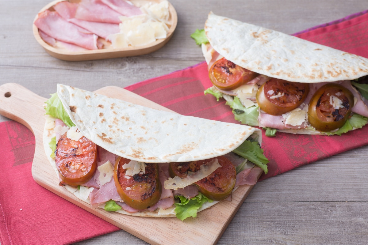 Piadina mit Schinken, Pecorino und Tomaten