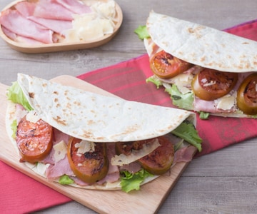 Piadina mit Schinken, Pecorino und Tomaten