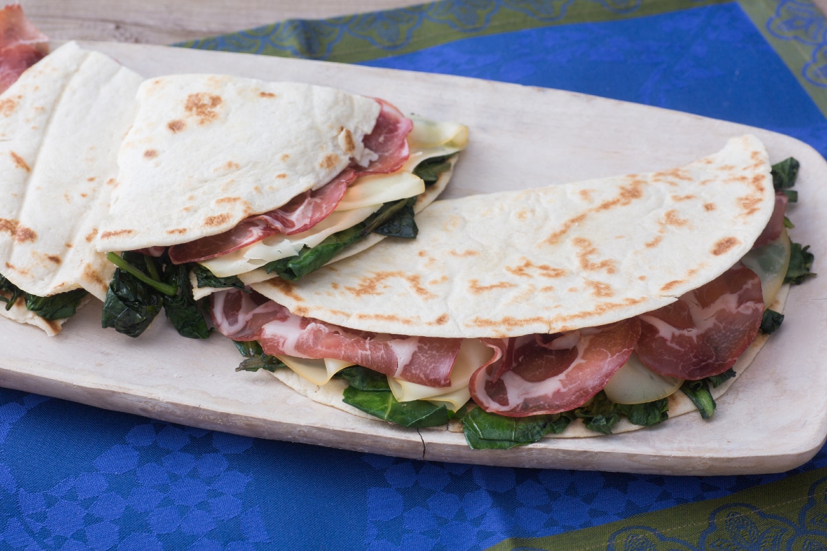 Fladenbrot mit Coppa, Scamorza und Kräutern