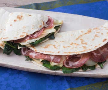 Fladenbrot mit Coppa, Scamorza und Kräutern