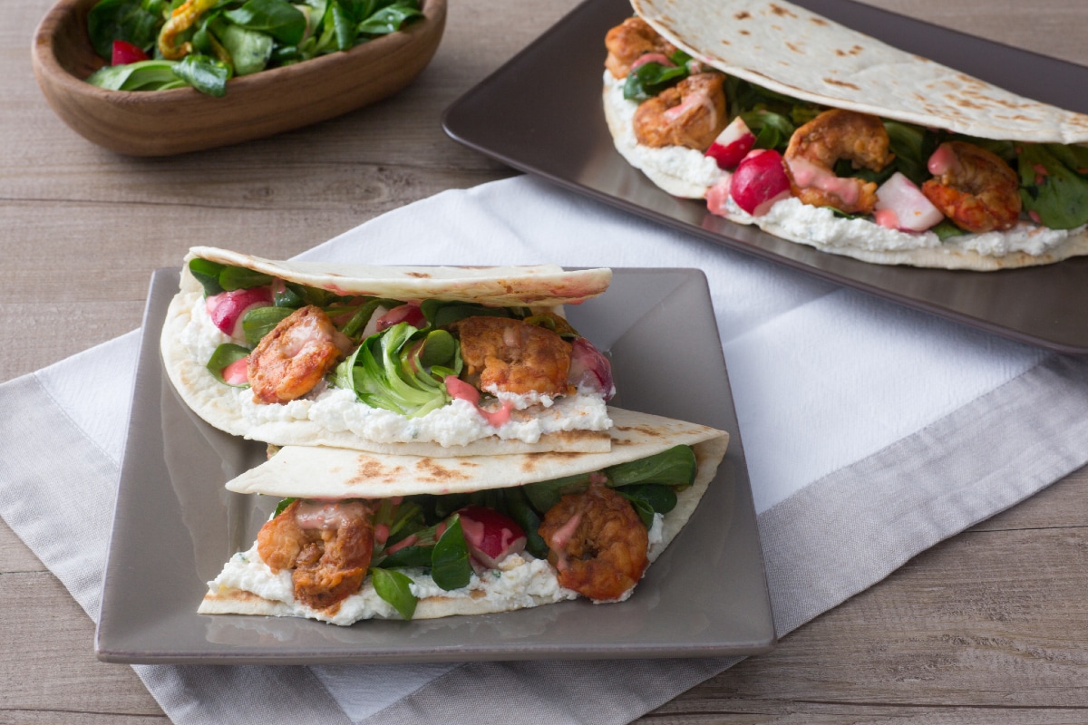 Piadina mit Garnelen, Zucchiniblüten und Salat