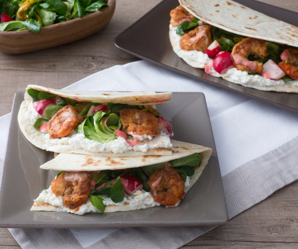 Piadina mit Garnelen, Zucchiniblüten und Salat
