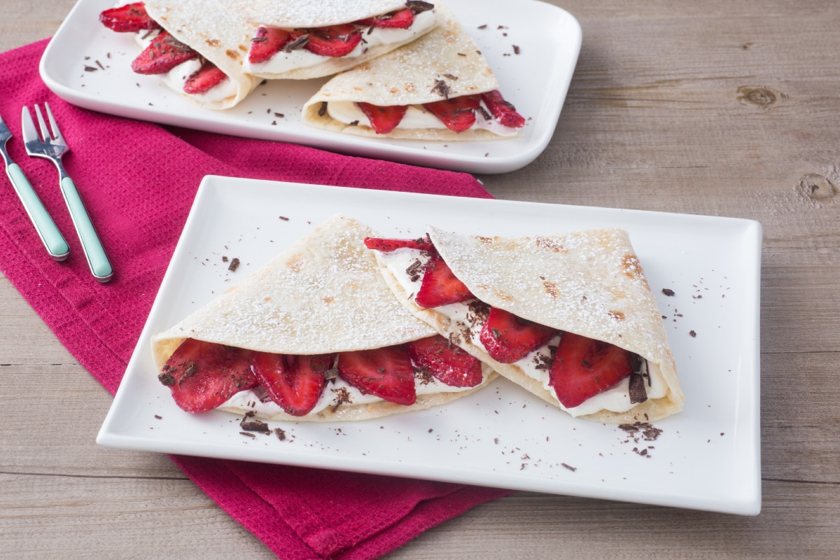 Fladenbrot mit Mascarponecreme, Erdbeeren und Zartbitterschokolade
